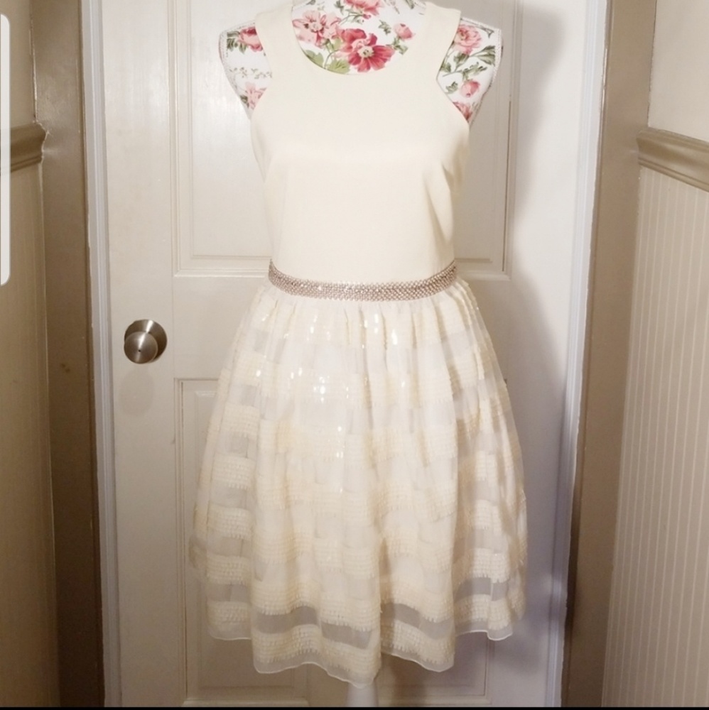 Beautiful cream dress size 4